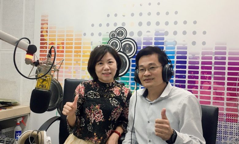 台中市警局第二分局分局長蔡元戎(右)上警廣宣傳多元報案的重要。(圖:台中市警局)