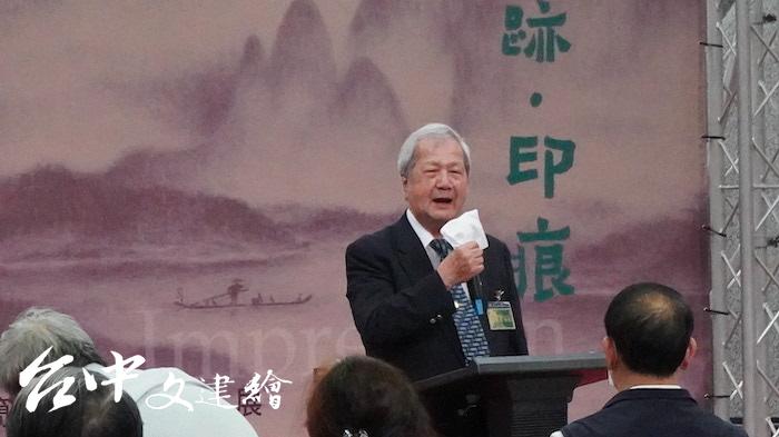 台灣中部美術協會前任理事長倪朝龍特別稱讚這次展出的百號作品。(攝影:謝平平)
