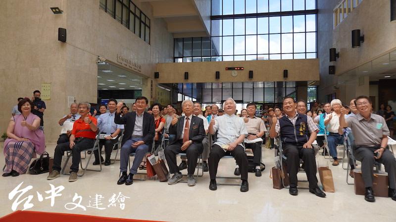 第一位台灣攝影記者陳耿彬百歲攝影紀念展在大墩文化中心開幕。(攝影:謝平平)