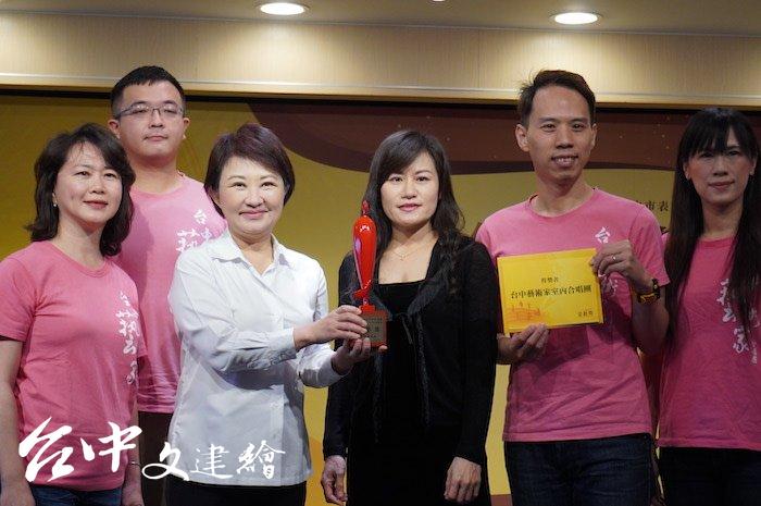 台中市藝術家室內合唱團拿下第八屆金藝獎,台中市長盧秀燕(左三)頒發獎座,右為該團指揮莊璧華(左四)。