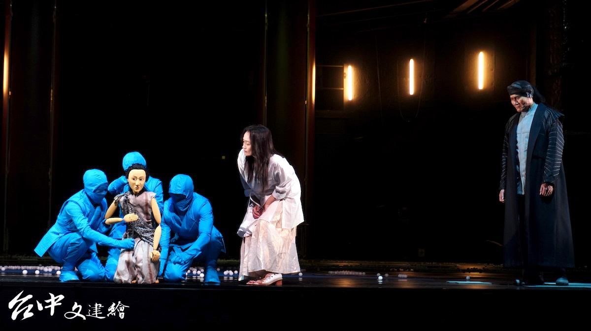 Lukas Hemleb 以日本文樂人形來扮演阿特烈,劇中也安排說書人(右)一角,由懷劭.法努司 Faidaw Fagod 飾演。(攝影:謝平平)