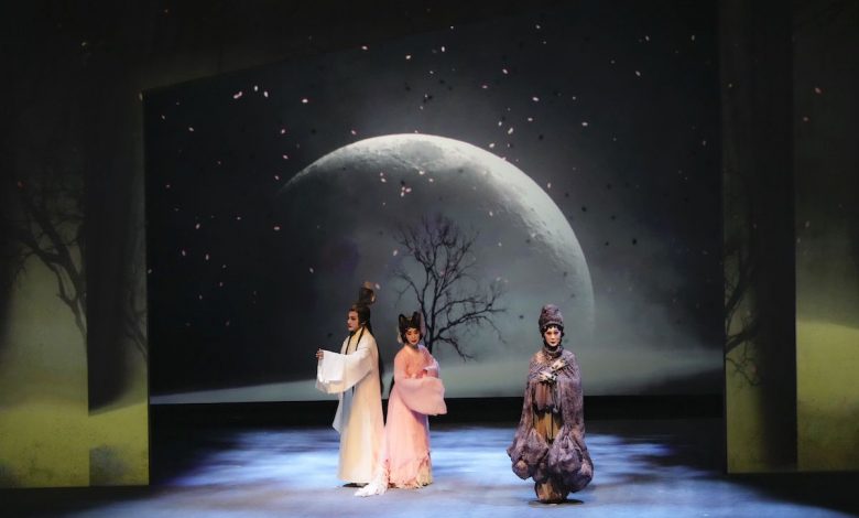 國光劇團 2021 年版新編京劇「狐仙」採用浮空投影。（圖：台中文建繪）