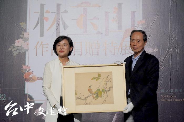 林玉山捐贈展在 2019 年 12 月舉行,家屬林柏亭(右)代表家屬,由文化部長鄭麗君接受。(攝影:謝平平)