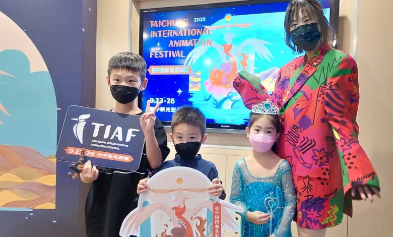 知名藝人身兼三寶媽的黃小柔(右),最喜歡全家一起看動畫同樂,今年成為台中國際動畫影展的代言人。(圖:台中文建繪)