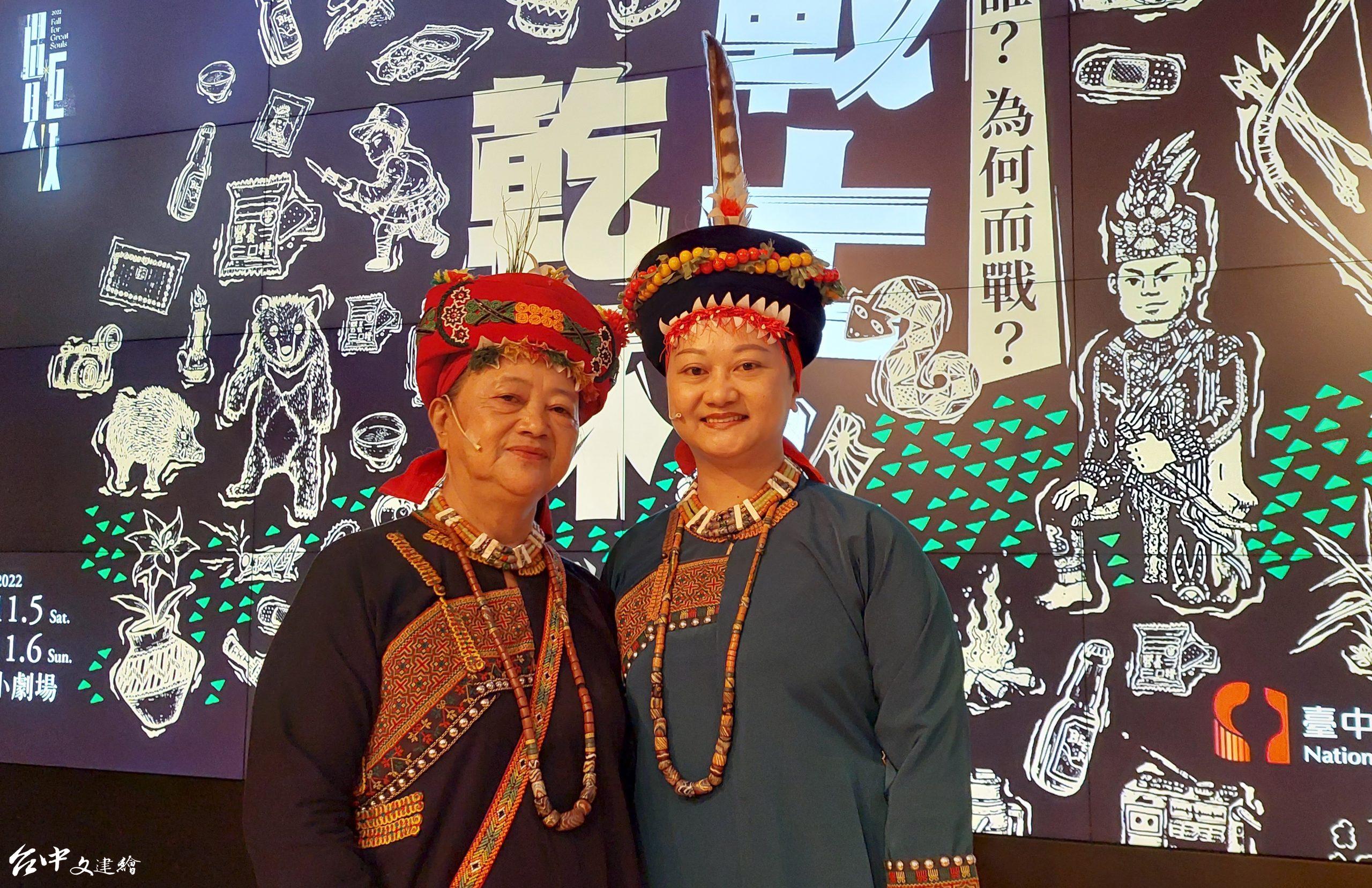 素人演員柯玉玲（右）帶媽媽顏惠美（左）一起出席記者會。（圖：台中文建繪）