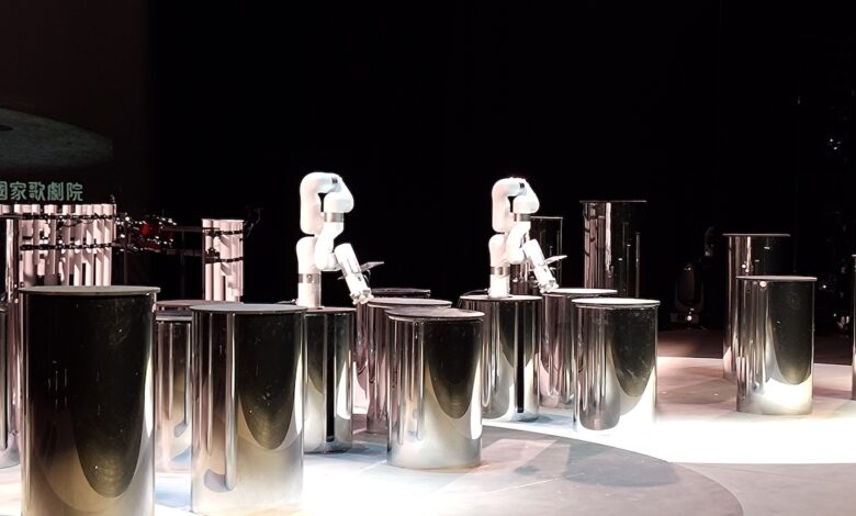 梁基爵(Keith Leung)作品《仍⋯息在零地(Keep Breathing at Zero)》;以塑膠、金屬、皮革製等管狀物作為樂器,並有三座機械手臂助陣。(攝影:謝平平)