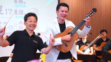 日本古典吉他大師寺田和之(左)、米可吉他創辦人趙柏群(右)。(圖:台中文建繪)