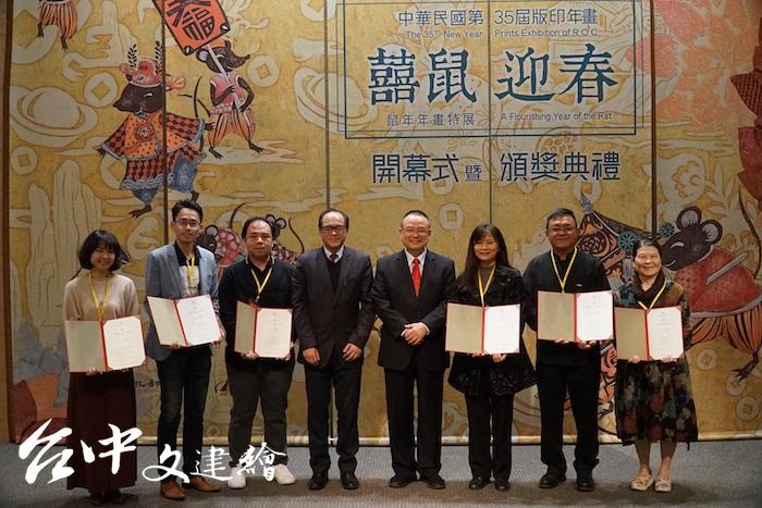 文化部次長蕭宗煌(右4)、國美館館長林志明(右5)與首獎得主合影。(圖:國美館)