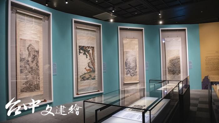 故宮南院展出「翰墨空間—故宮書畫賞析」另外規劃立軸櫃,以石綠色作為繪畫的背景色。(圖:國立故宮博物院)