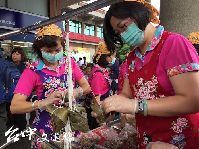 梧棲農會 2020 年推出鳳皇雜糧粽。家政班媽媽「快手加鞭」,趕在端午上市。(攝影:謝平平)