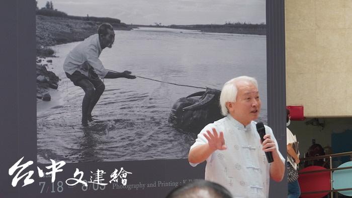 「知韓苑」創辦人兼執行長朱立熙表示,50 年前全台灣敢印「演色表」的印刷廠,只有台中的興台照相製版。(攝影:謝平平)