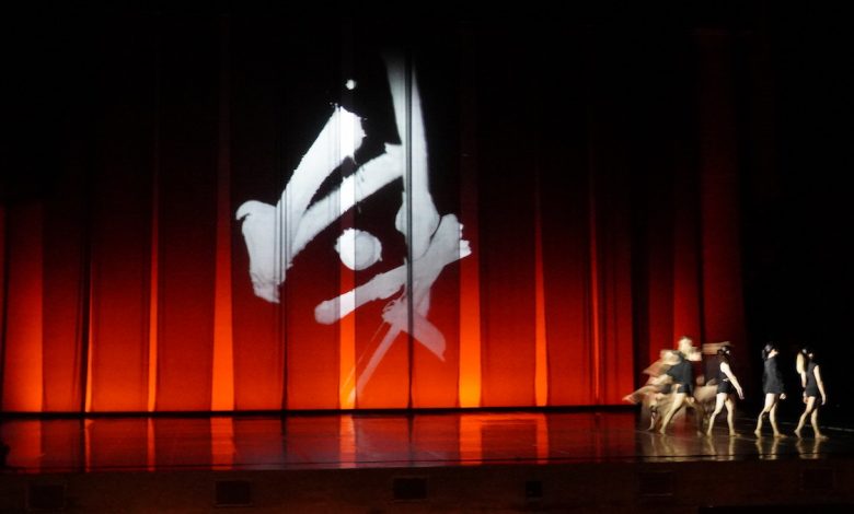 國台交《普羅米修斯的創造》採用書法家蕭世瓊作品作出佈景動畫。(攝影:謝平平)