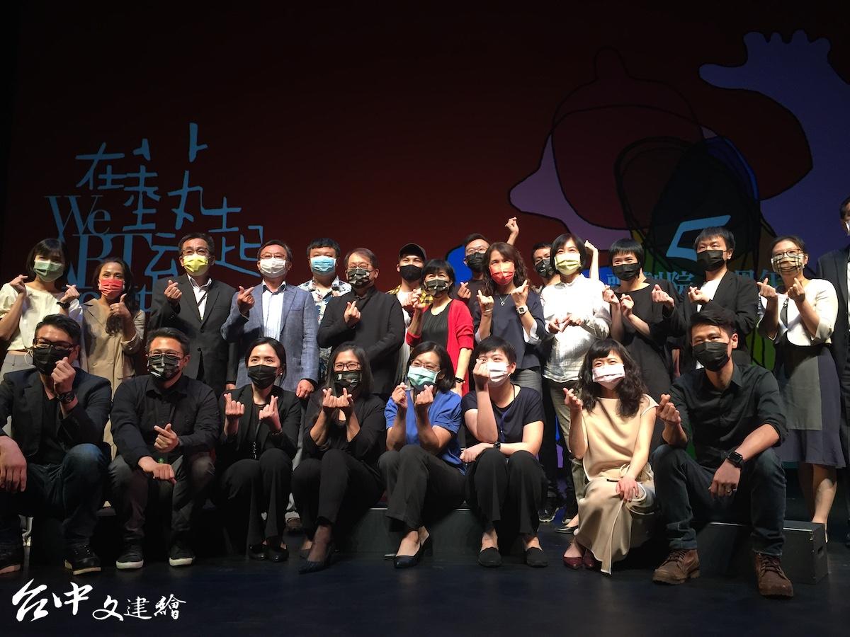 台中歌劇院今日舉行五週年記者會,包括駐館藝術家、歌劇院工作人員等都共同參與歡慶。(圖:台中文建繪)