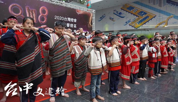 口簧琴是泰雅族傳統演奏樂器,記者會當日,邀請百人共同吹奏。(攝影:謝平平)