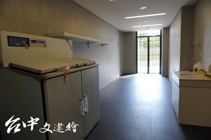 南屯精科社宅環保室備有冷藏廚餘設備(左方設備)。(攝影:謝平平)