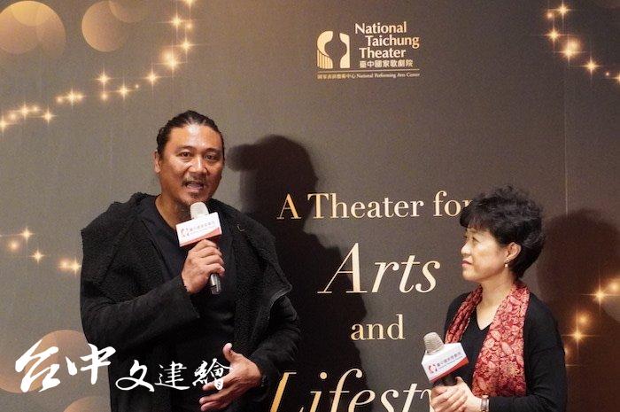 查馬克.法拉屋樂(Camake Valaule;左)16 年前就在屏東泰武國小投入排灣古謠的採集、練唱。右為台中歌劇院總監邱瑗。(攝影:謝平平)