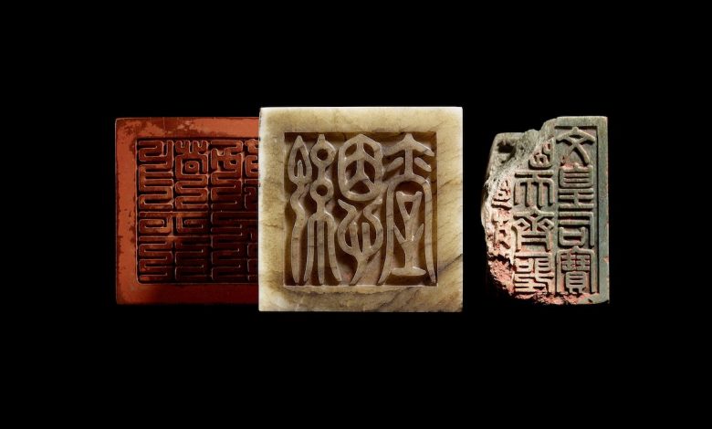 2021 香港蘇富比春拍,左起清乾隆乾隆帝御寶交龍鈕白玉璽、清康熙帝御寶檀香木異獸鈕方璽、明洪熙永樂仁孝文皇后「青玉龍鈕諡寶」。(圖:業者提供)