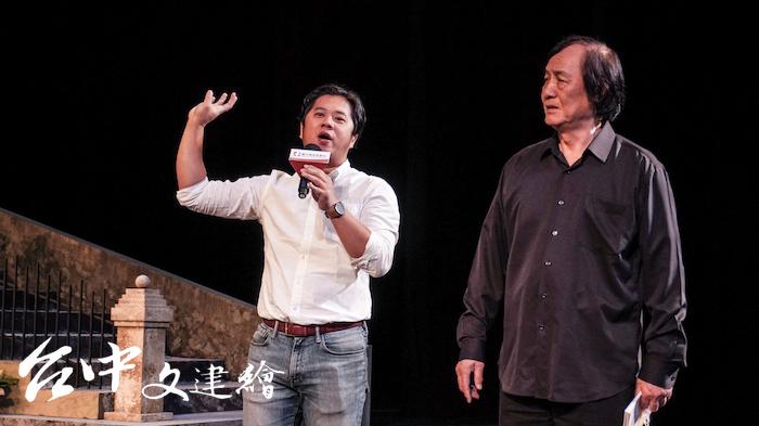 台灣歌劇之父曾道雄(右)早年負笈西班牙,對法雅作品十分敬佩。台北歌劇劇場陳仕弦(左)解說現場直播形式。(攝影:謝平平)
