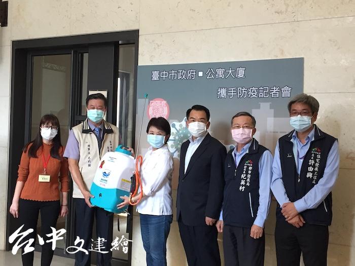 台中市提供 100 個消毒噴霧桶借與社區使用。並捐贈口罩套給保全、物管人員。(攝影:謝平平)