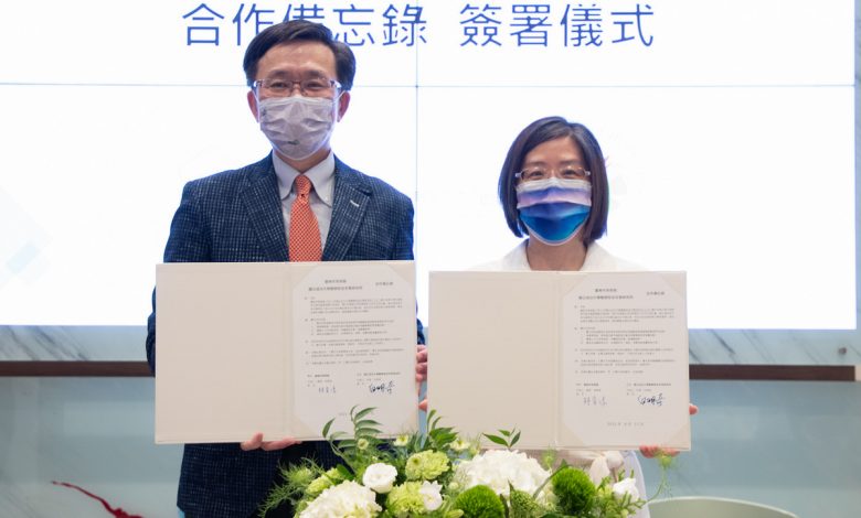 台南市美術館與成大老年所於2021年8月17完成續簽合作備忘錄。左為成大醫院老年學研究所所長白明奇、右為 南美館館長林育淳。(圖:南美館)