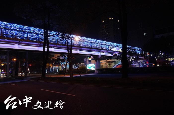 台灣大道上的「一軸四橋」由大台中建築師公會統籌設計、贊助,形成 2020台灣燈會之外的新亮點。(攝影:謝平平)
