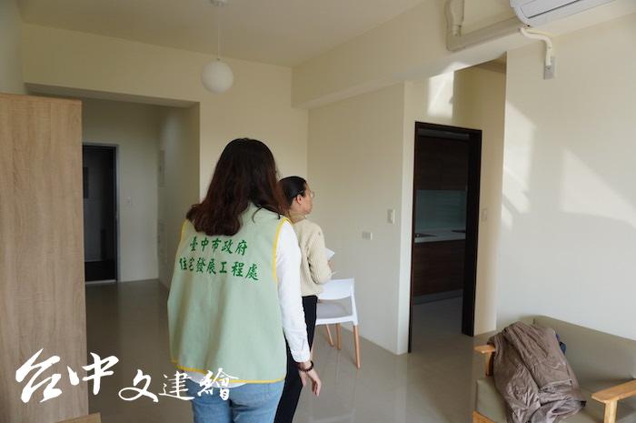 民眾預約參觀南屯精科社宅,年齡層多在 45 歲以下。(攝影:謝平平)