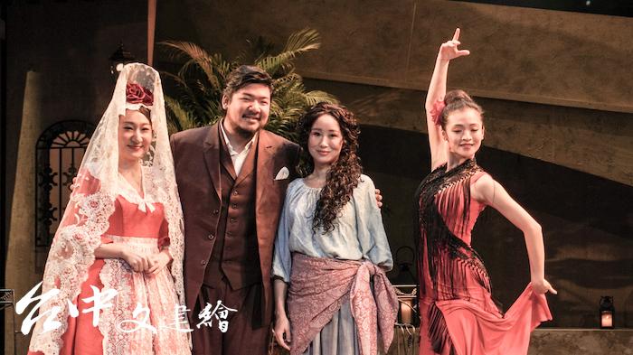 左起鄭海芸(飾演富有的新娘Carmela)、孔孝誠(飾負心郎巴哥)、蔣啟真(飾演被拋棄的吉普賽女郎 Salud)、佛朗明哥舞者薛喻鮮。(攝影:謝平平)