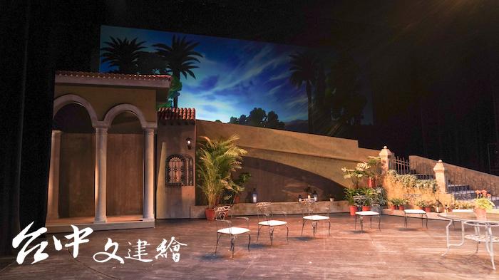 舞台佈景為摩爾建築與仿吉普賽人居所。(攝影:謝平平)