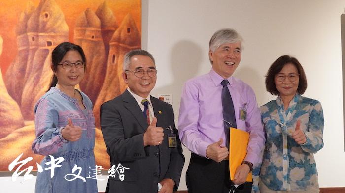 簡錦清(左二)開畫展,東海大學美術系榮譽教授、膠彩畫家詹前裕夫婦(右一、右二)前來祝賀,左一為勤益科技大學文創系副教授游惠遠。(攝影:謝平平)