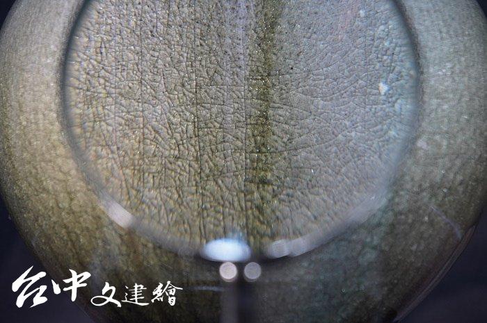 何志隆翡翠青瓷作品以放大鏡,讓觀眾能一覽其妙。(攝影:謝平平)
