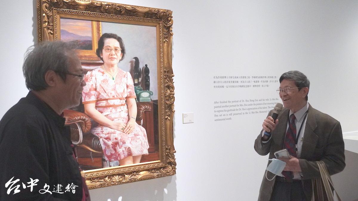 李梅樹紀念館館長李景光(右)赴「海外存珍」展覽,解釋父親作品。(圖:台中文建繪)