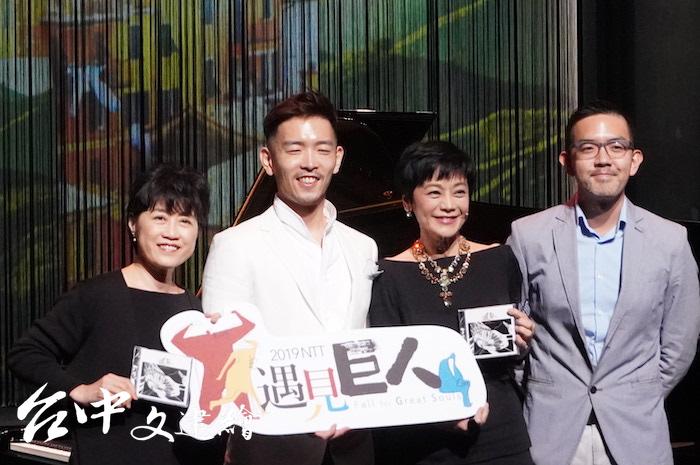 台中歌劇院秋天巨人系列邀請焦元溥(右)企劃的《曖魅》到台中歌劇院演出。左起台中歌劇院總監邱瑗、鋼琴家嚴俊傑、飾演說書人的張艾嘉。(攝影:謝平平)