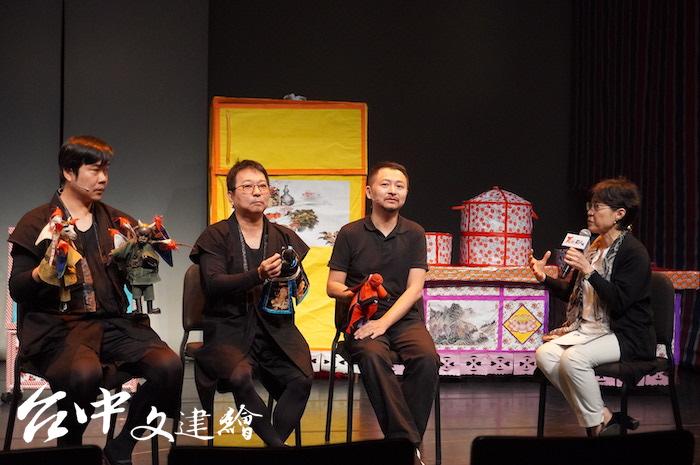 《白色說書人》結合布袋戲與獨角戲。左起:山宛然團長黃武山、弘宛然團長吳榮昌、同黨劇團團長邱安忱、台中歌劇院總監邱瑗。(攝影:謝平平)