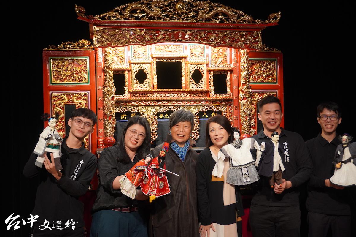台北木偶劇團「水鬼請戲」將在台中歌劇院上演。左起演師廖群瑋、編劇周玉軒、導演伍姍姍、台中歌劇院副總監鄢繼嬪、演師吳聲杰、演師林瑞騰。(圖:台中文建繪)