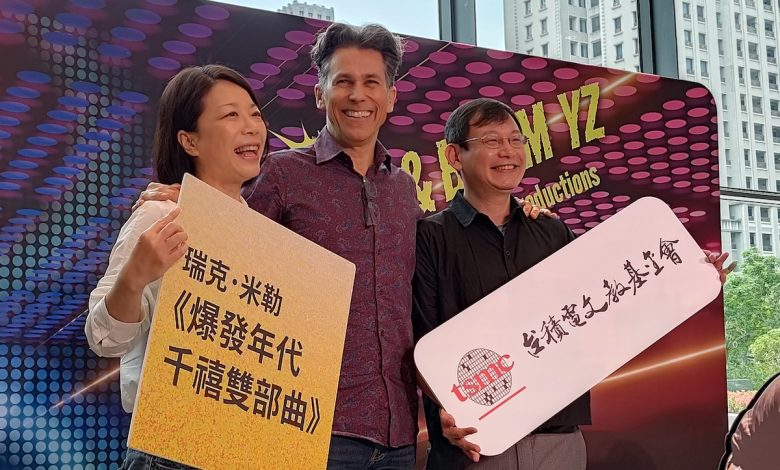 加拿大全才演員 Rick Miller 將在台中演出《爆發年代 X》、《爆發年代 YZ》。左起台中歌劇院副總監鄢繼嬪、Rick Miller、台積電文教基金會執行長許峻郎。(圖:台中文建繪)