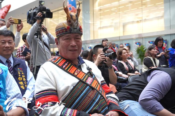 台中市和平區內唯一世襲的泰雅族酋長陳榮爵(比浩・巴燕),帽上的山羌角只有酋長能用以裝飾。(攝影:謝平平)