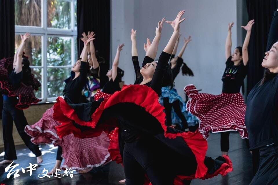 舞者排練中(圖:「台北歌劇劇場」粉專)