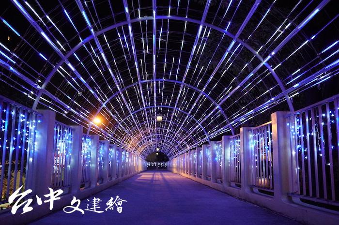 台灣大道、大墩路陸橋。(攝影:謝平平)