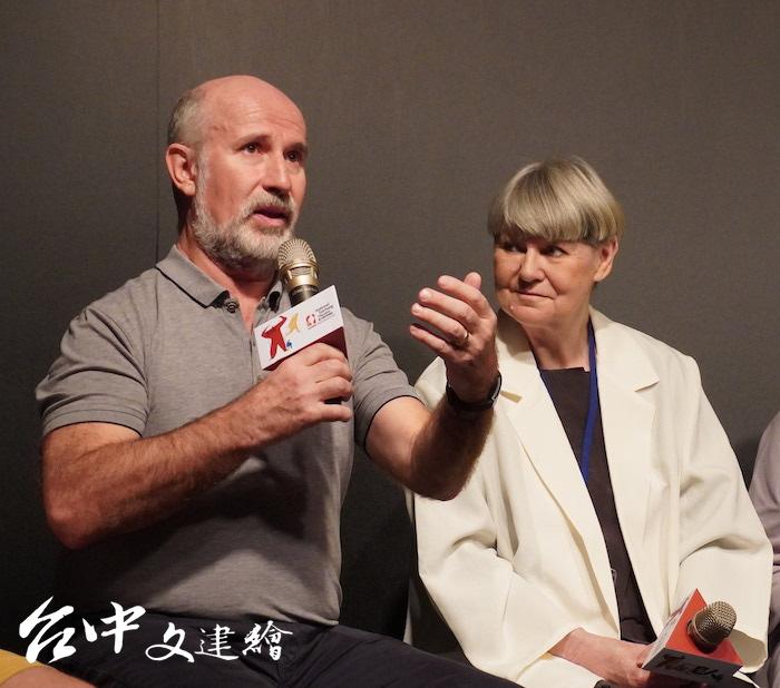 馬歇羅.麥格尼(Marcello Magni) 在歐陸參與了影視、劇場演出,也是英國合拍劇團的創團者之一,右為瑪麗-伊蓮・埃斯汀(Marie-Hélène Estienne)。(攝影:謝平平)