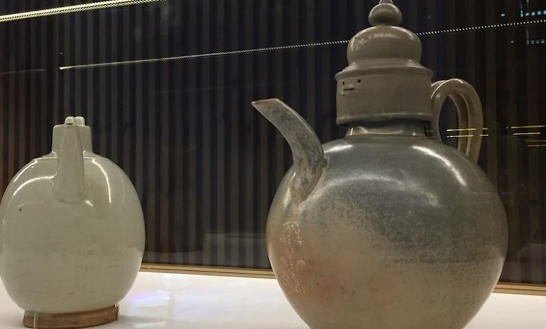「亞洲酒文化」台中開幕,右為青瓷執壺(ca 960-1127)、左為青白瓷執壺(1271-1368)。(攝影:謝平平)