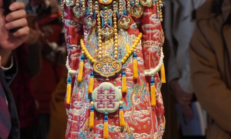 「法國三部曲之三—嚮」,新嫁娘嫁衣上的鳳凰代表鸞鳳和鳴,裙腳的海浪以針刻劃,精準掌握釉色流動,讓衣袖七彩線條有渲染,又能留白。2020,20X27X72 公分 (圖:台中文建繪)