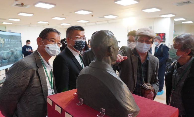 藝評家謝里法(右二)與雕塑家蒲浩明(右一)討論中,左一為蒲添生雕塑紀念館館長蒲浩志、左二為立法院副院長蔡其昌。(攝影:謝平平)