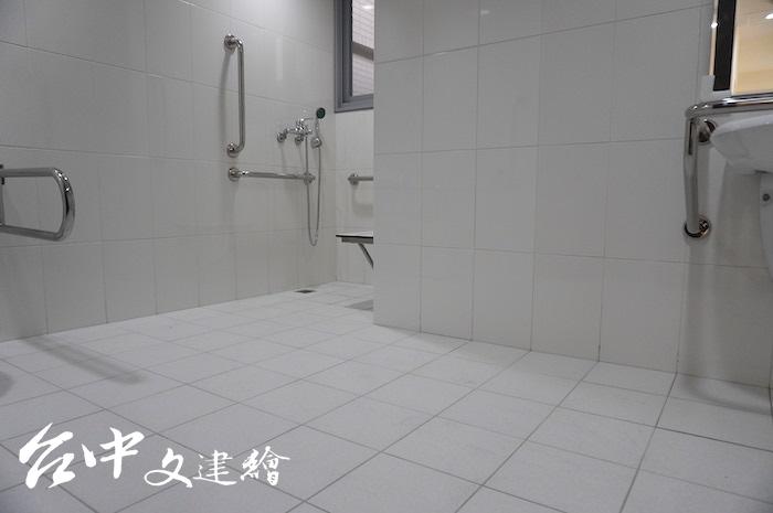 南屯精科社宅綜合前二觸社宅住民反應,進行改正,例如無障礙房的衛浴空間加大。(攝影:謝平平)