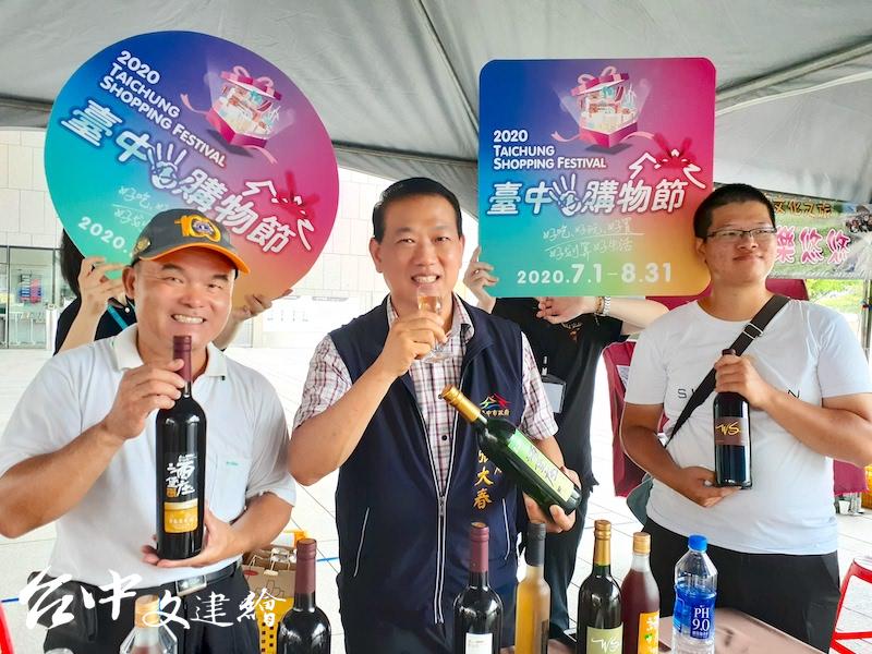 台中外埔葡萄酒遠近馳名，中為台中文化局長張大春，左一為台中市農業創生協會理事長劉金湖。（攝影：謝平平）