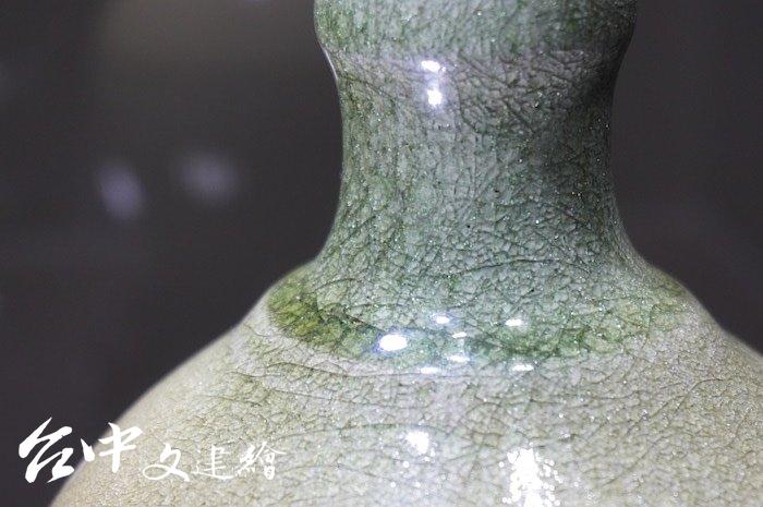 何志隆作品局部,因為多層開片,閃現著鑽石光芒。(攝影:謝平平)