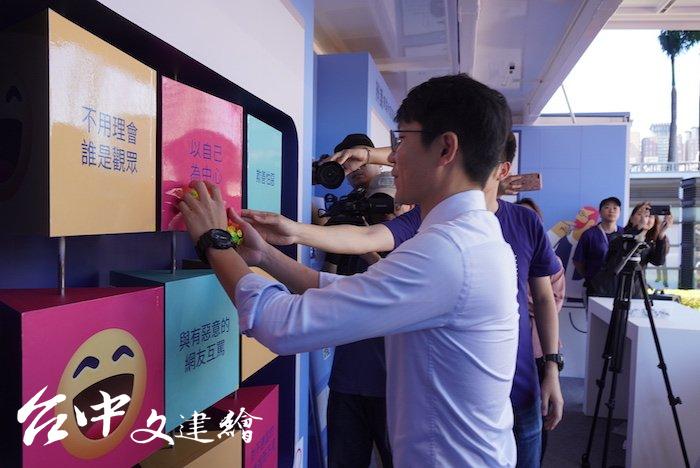 台中市新聞局長黃國瑋體驗第二部曲:的造量好網路戶動。(攝影:謝平平)