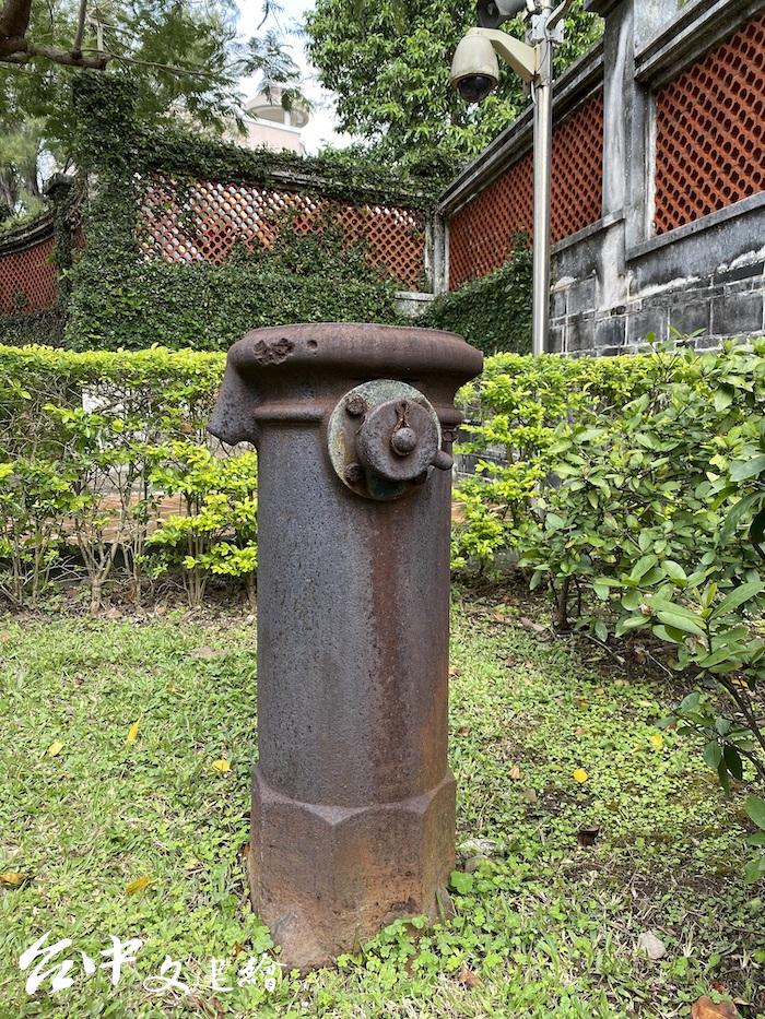 位於小白宮內的百年水管上為圓筒形長管,設有出水口、開關。(圖:淡水古蹟博物館)