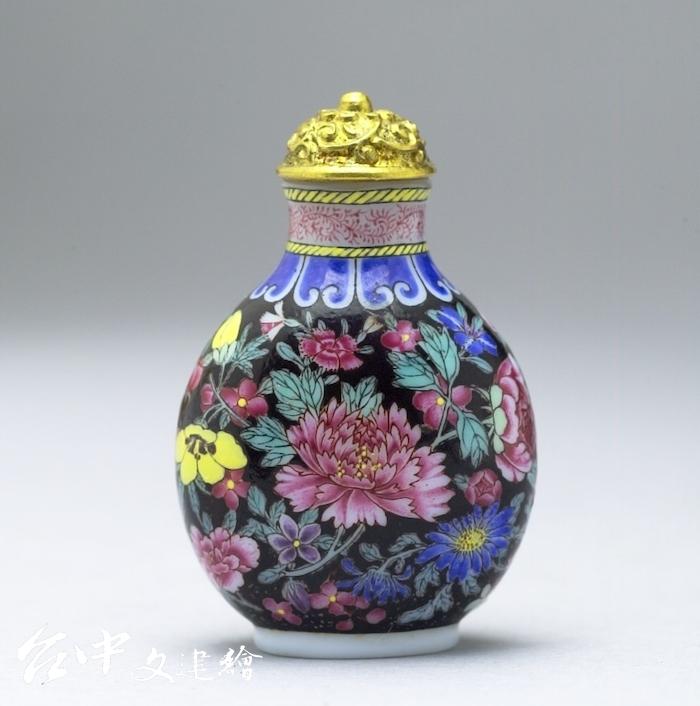 清 乾隆 玻璃胎畫琺瑯黑地百花錦鼻煙壺(圖:國立故宮博物院)