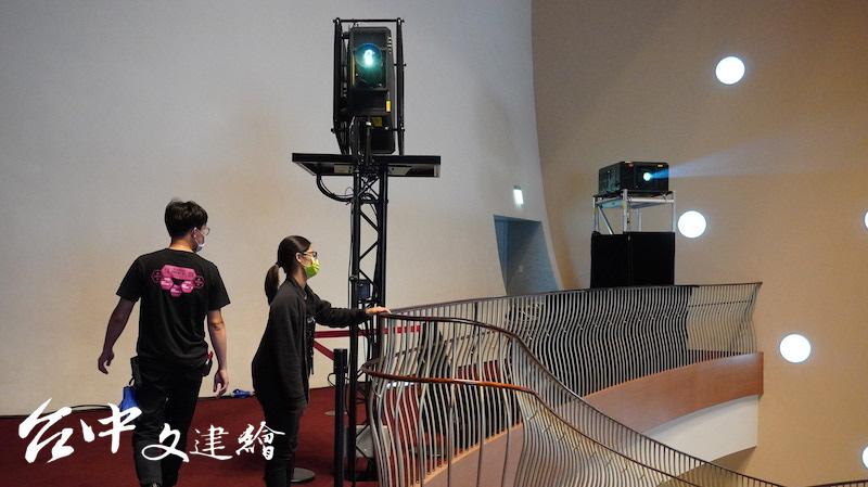 此次動用的 5 萬流明的 4K 雷射投影機在 2019 年底上市,機器能在不同面向,維持一定的投影水平。(攝影:謝平平)
