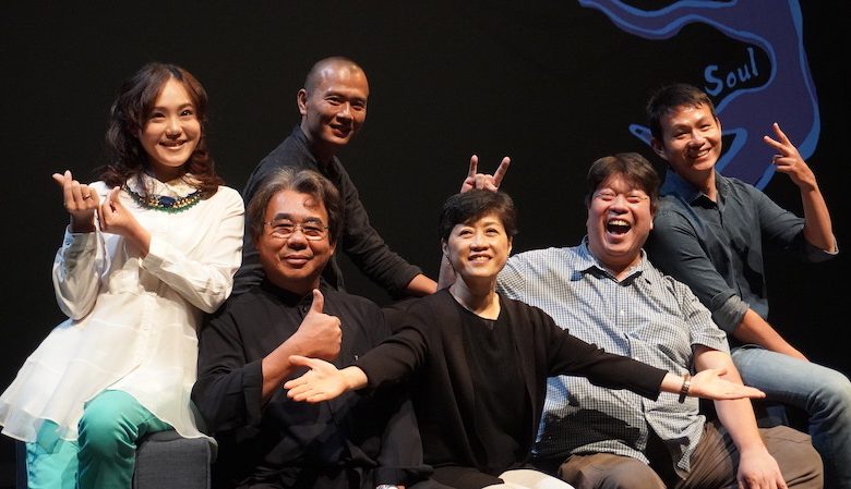 2020台中歌劇院「遇見巨人—Soul」節目分享會由台中歌劇院總監邱瑗主持,邀請羅北安(右二)、王靖惇(右一)、鄭宗龍(後坐者)、陳勝福(左二)、陳昭婷(左一)等人分享劇場人生。(攝影:謝平平)
